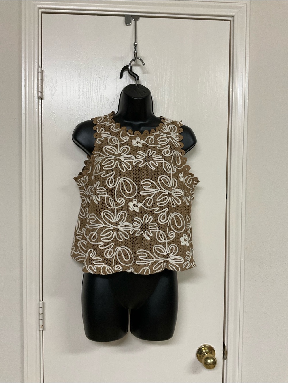 Soliaire Woven Floral Lace Crop Tank Top